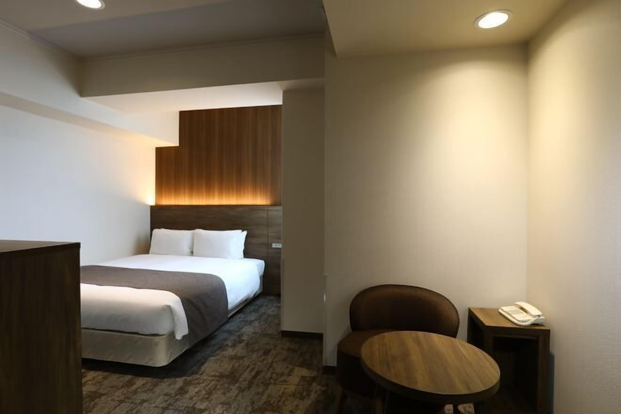 Peti besi dalam bilik, meja, langsir/tirai gelap terus 