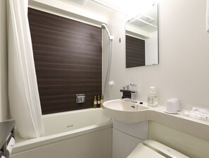 Combined shower/bathtub, deep-soaking bathtub, free toiletries