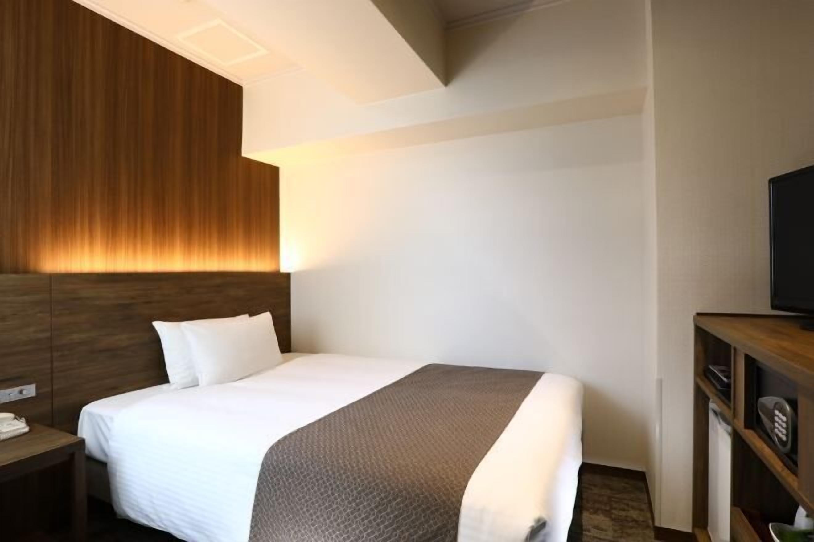 Két bảo mật tại phòng, bàn, màn/rèm cản sáng, bàn ủi/dụng cụ ủi quần áo 