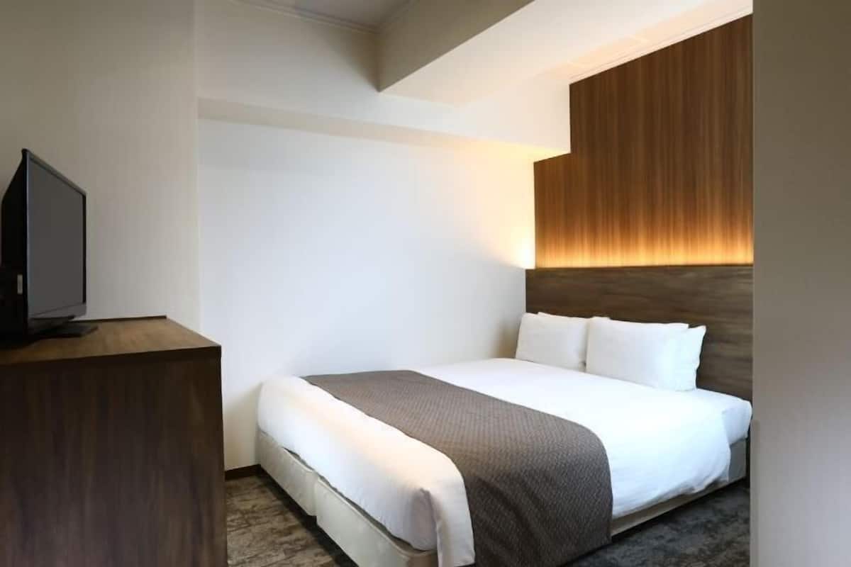 Zimmersafe, Schreibtisch, Verdunkelungsvorhänge, Bügeleisen/Bügelbrett