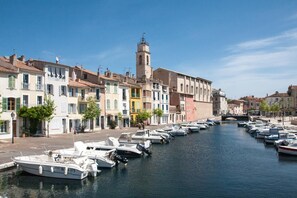 Un canal bordeado por edificios coloridos y barcos amarrados a la orilla.