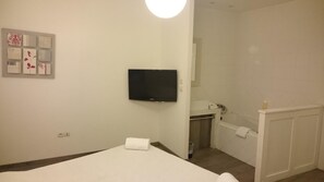 Tempat tidur bayi gratis, tempat tidur lipat/tambahan, dan Wi-Fi gratis