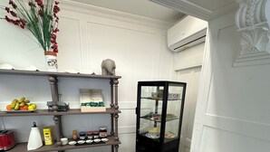 Una cocina con suelo de baldosas de piedra, una vitrina negra y una estación tipo buffet con huevos.