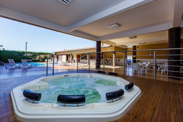 Kolam renang outdoor, dengan kursi berjemur