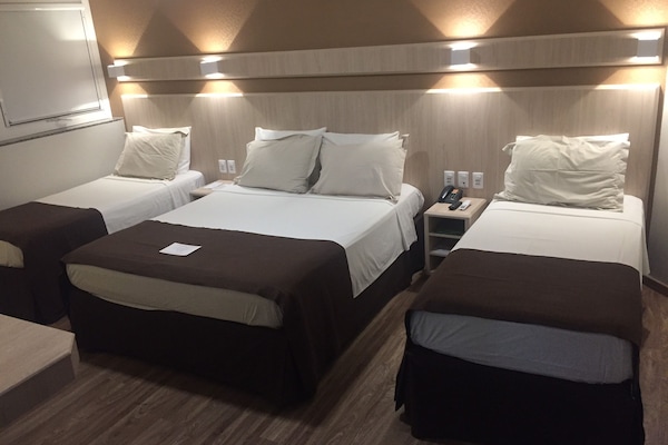 Kamar Quadruple Tradisional | Minibar, brankas, kedap suara, dan Wi-Fi gratis