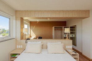 Deluxe Twin Room | Minibar, in-room safe, soundproofing, free WiFi