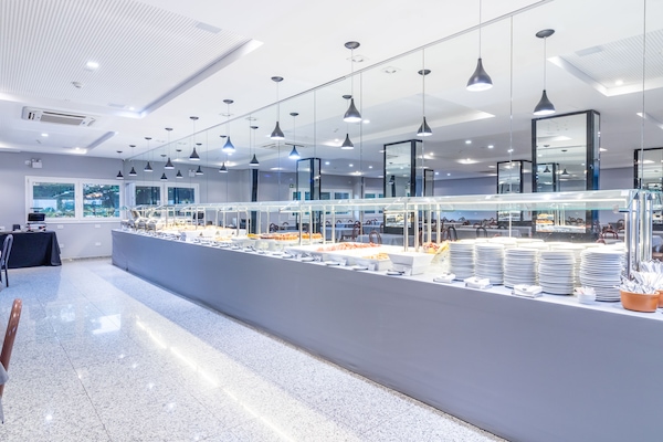 Café da manhã com buffet grátis todos os dias