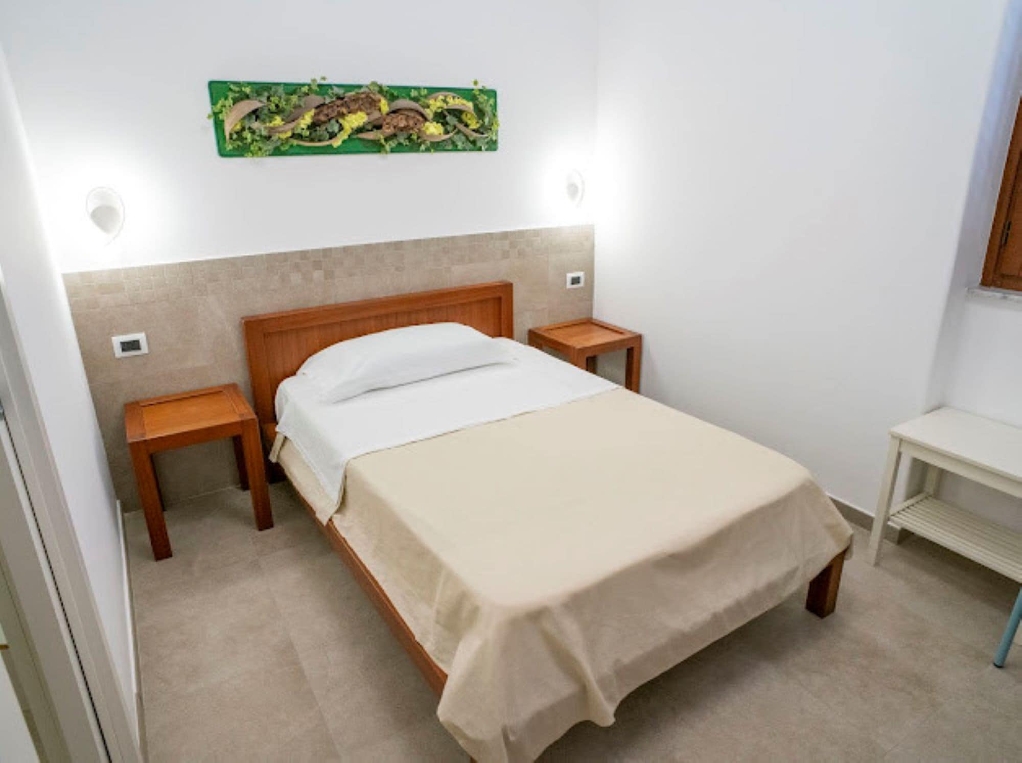 Single Room | Minibar, in-room safe, individually decorated, individually furnished