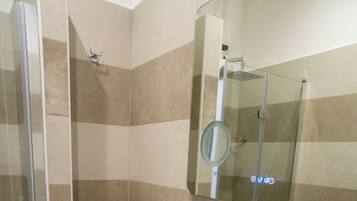 Camera con letto matrimoniale o 2 letti singoli | Minibar, una cassaforte in camera, con stile personalizzato