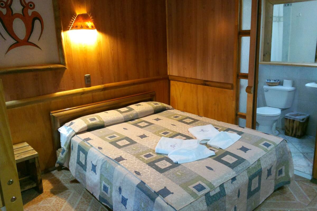 Tempur-Pedic beds, in-room safe, cribs (free), WiFi (free)
