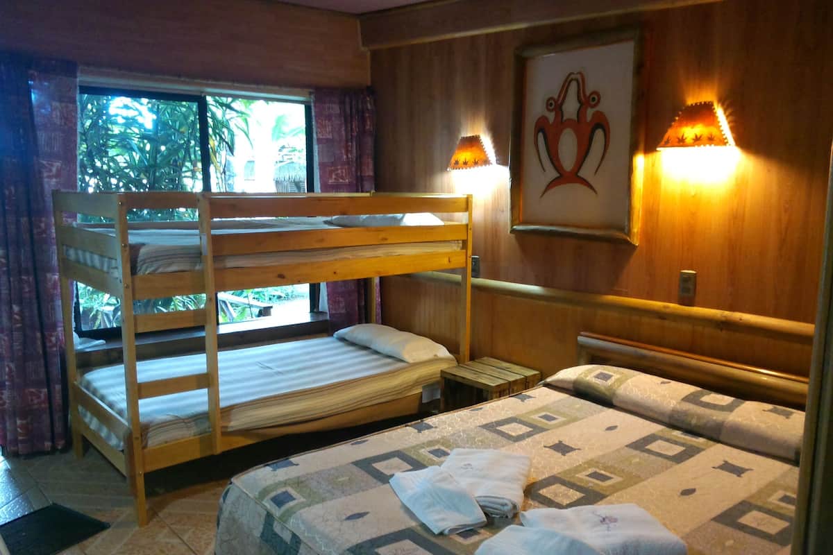Chambre Triple Standard, vue jardin | Matelas Tempur-Pedic, coffres-forts dans les chambres