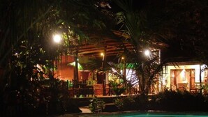 Outdoor pool - Hotel Manavai (Hanga Roa)