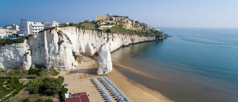 Privatstrand in der Nähe, weißer Sandstrand, Liegestühle, Sonnenschirme