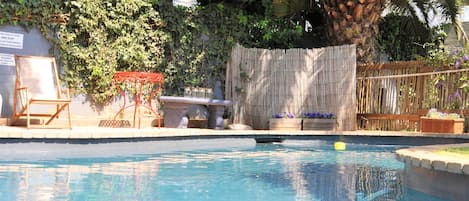 AuĂenpool, LiegestĂŒhle