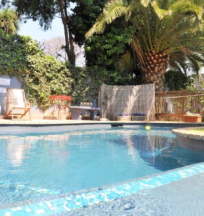 Piscine extérieure, chaises longues