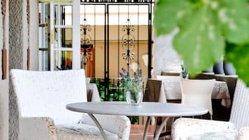 42-cm flat-screen TV with satellite channels, TV