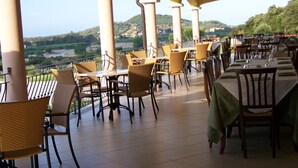 Outdoor dining - Hotel S olia (Cardedu)