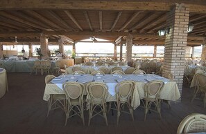 Outdoor dining - Marina del Marchese Beach Resort (Botricello)