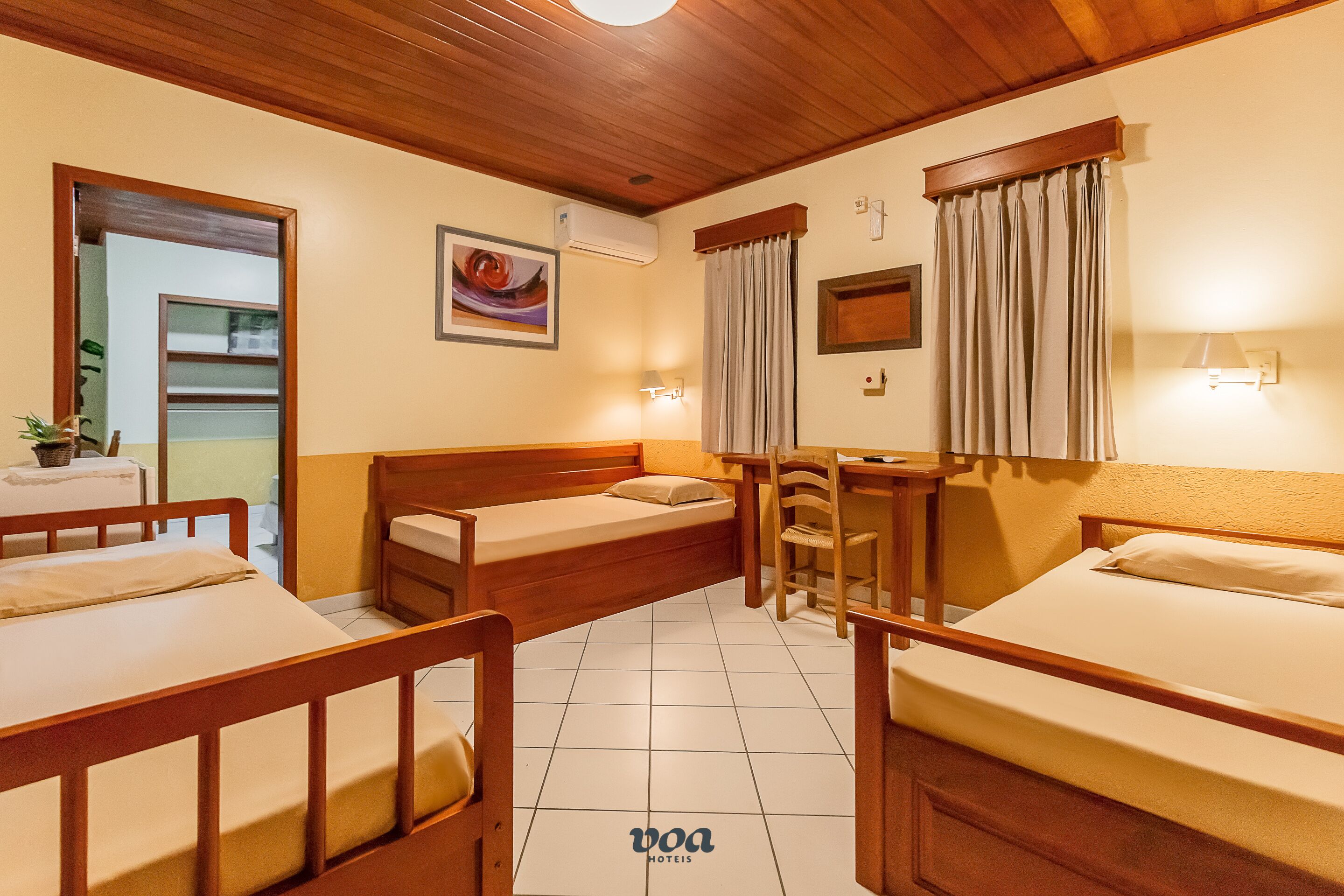 Standard Quadruple Room | Desk, bed sheets