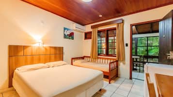Escritorio y ropa de cama