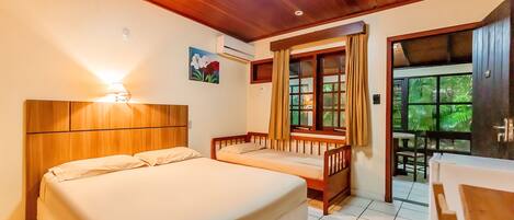 Standard Triple Room | Desk, bed sheets