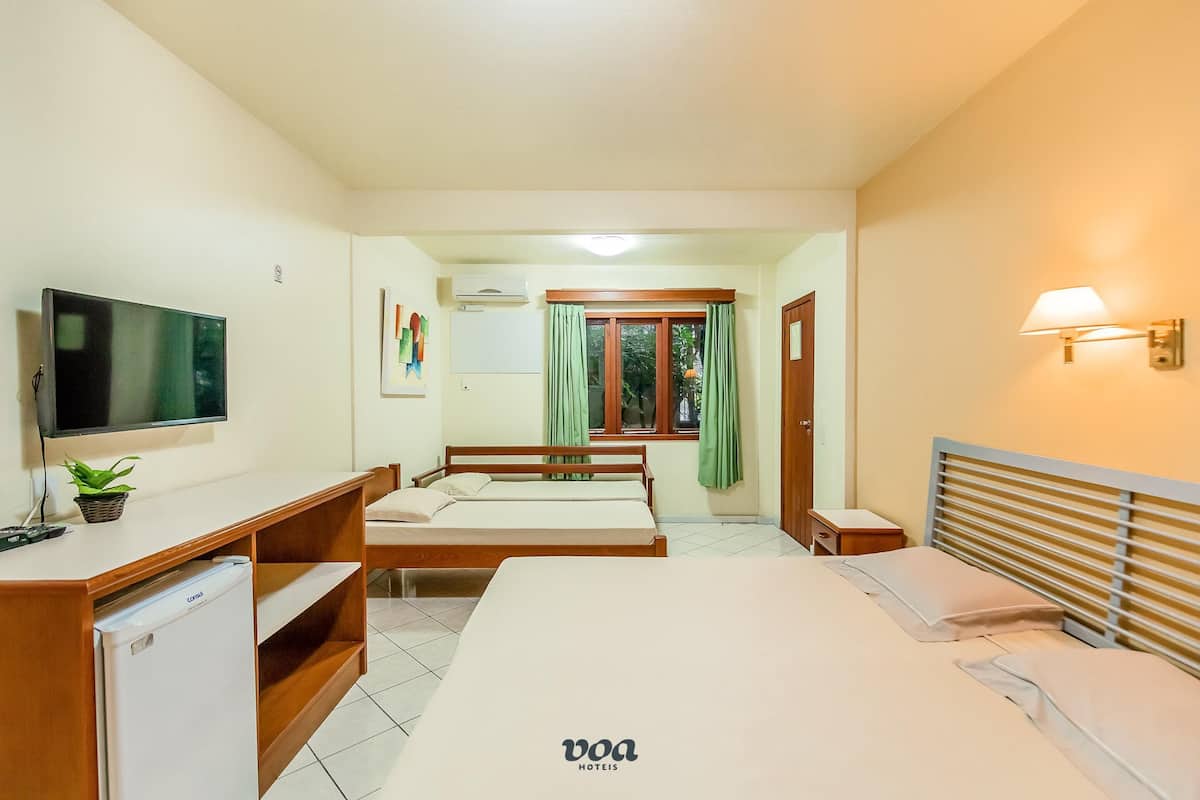 1 slaapkamer, een bureau, beddengoed