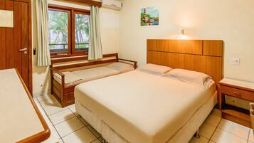 Quarto triplo standard | Escrivaninha, roupa de cama