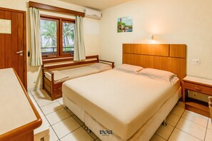 Desk, bed sheets - VOA Samuka Hotel (Florianópolis)