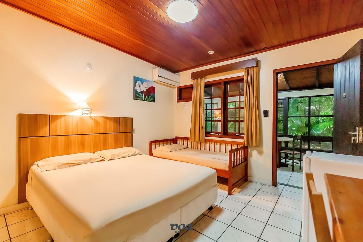 1 slaapkamer, een bureau, beddengoed