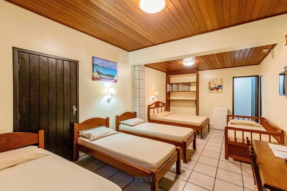 1 slaapkamer, een bureau, beddengoed