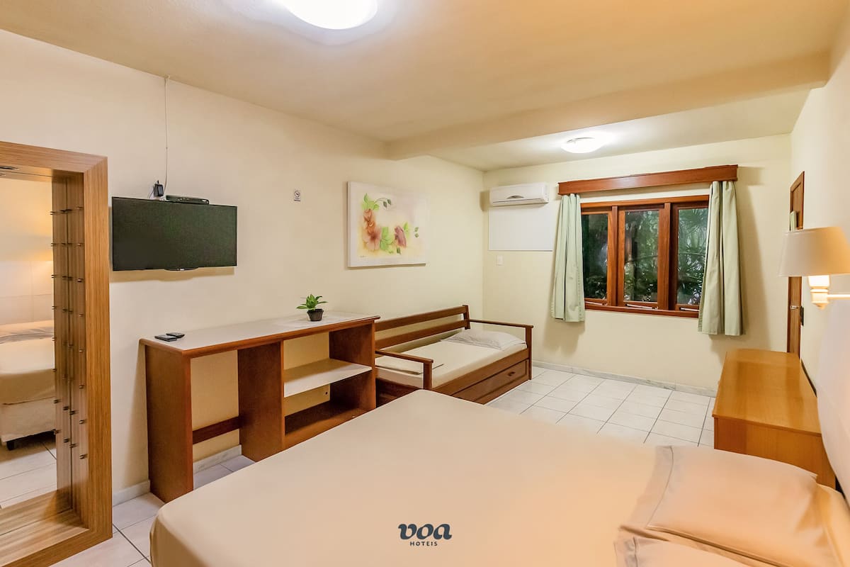Standard Triple Room | Desk, bed sheets
