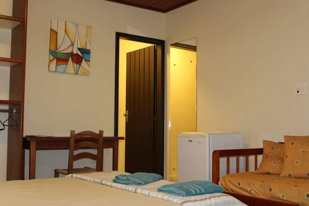 Family Studio Suite | Desk, bed sheets