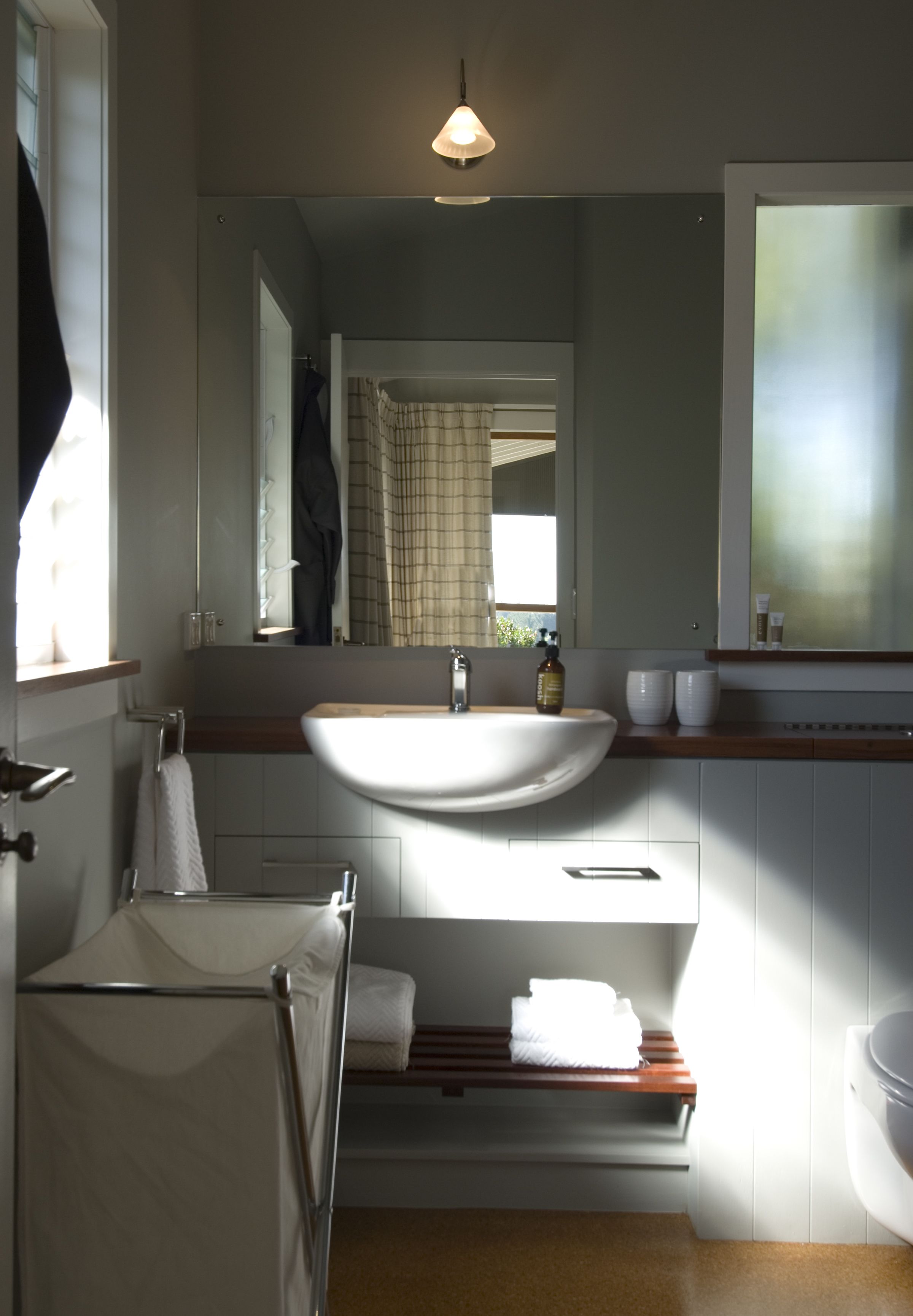 Separate bathtub and shower, deep-soaking bathtub, free toiletries