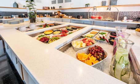 Desayuno buffet incluido todos los días . Frich´s Hotel Surnadal