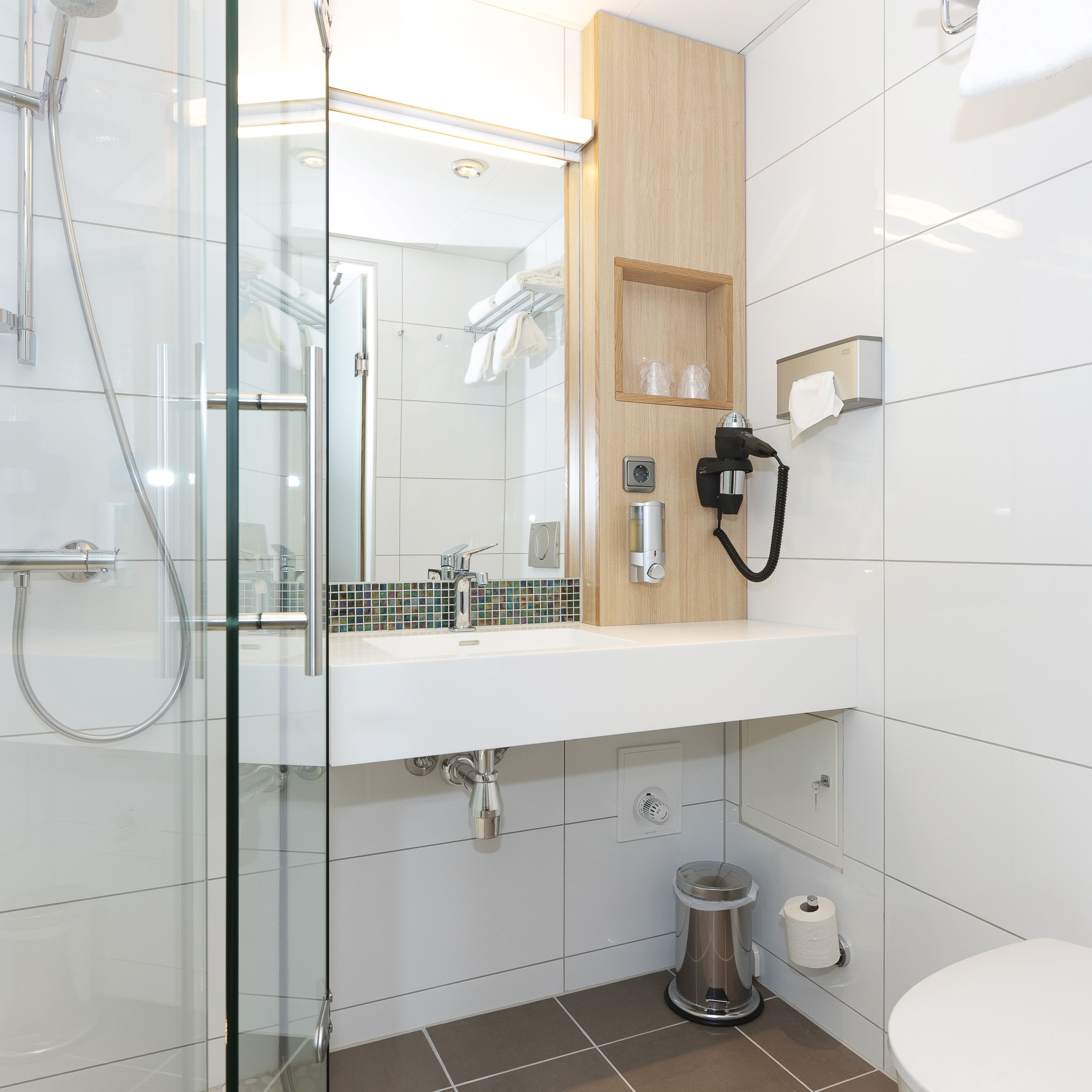 standard double room | bathroom | towels