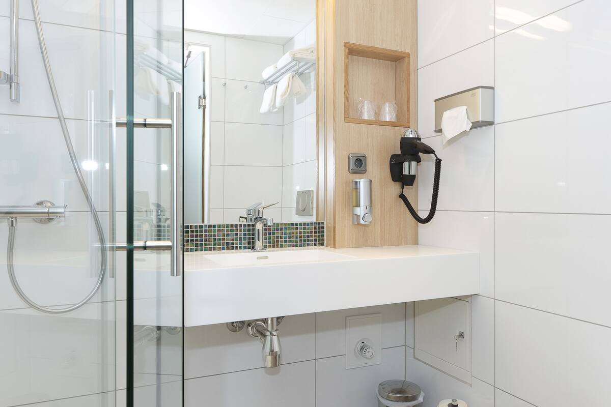 standard double room | bathroom | towels