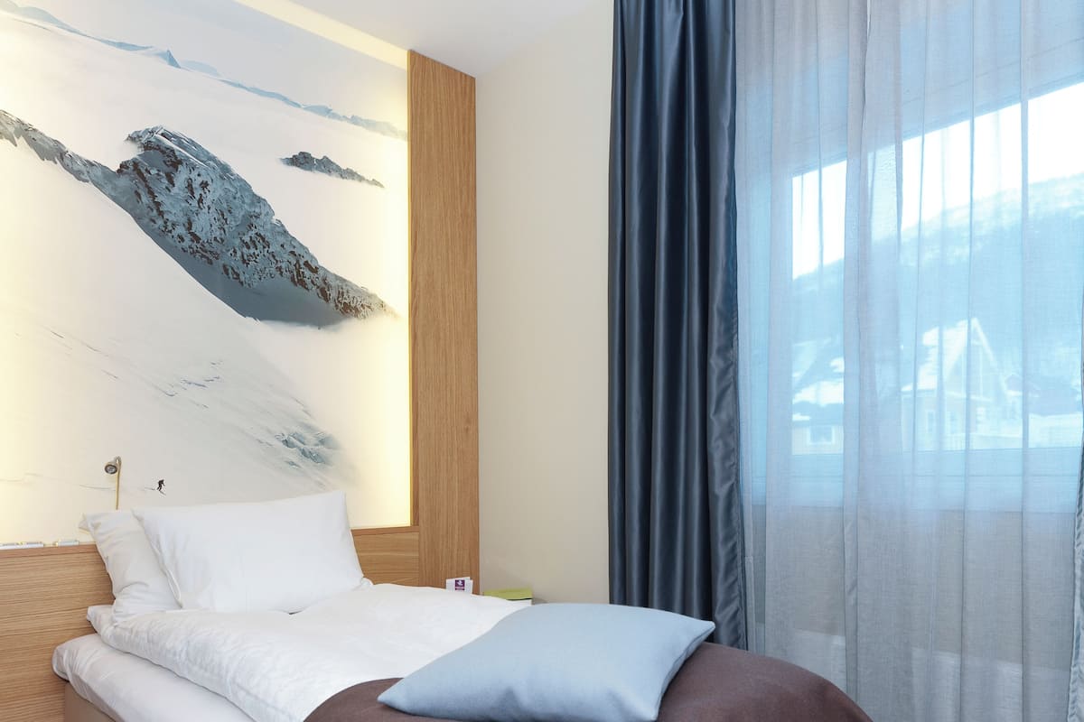 Enkeltrom – standard | Blendingsgardiner, wi-fi (inkludert), sengetøy og rullestolvennlig