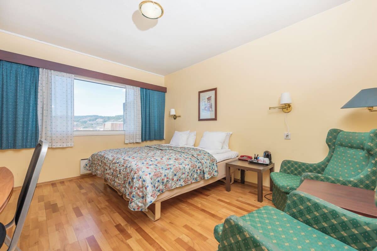 Økonomi-dobbeltrom, 1 dobbeltseng, ikke-røyk | Blendingsgardiner, wi-fi (inkludert), sengetøy og rullestolvennlig