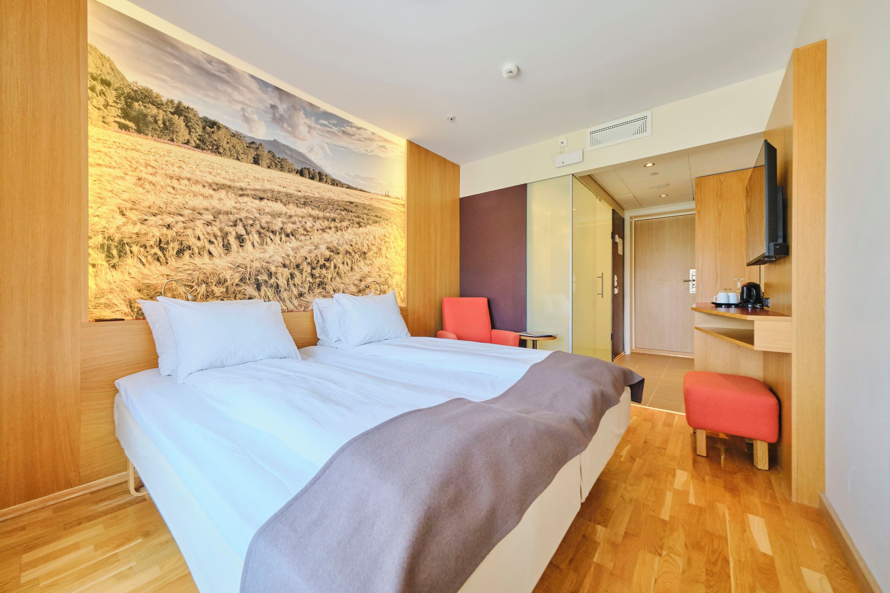 Habitación doble estándar | Cortinas blackout, wifi gratis y ropa de cama 
