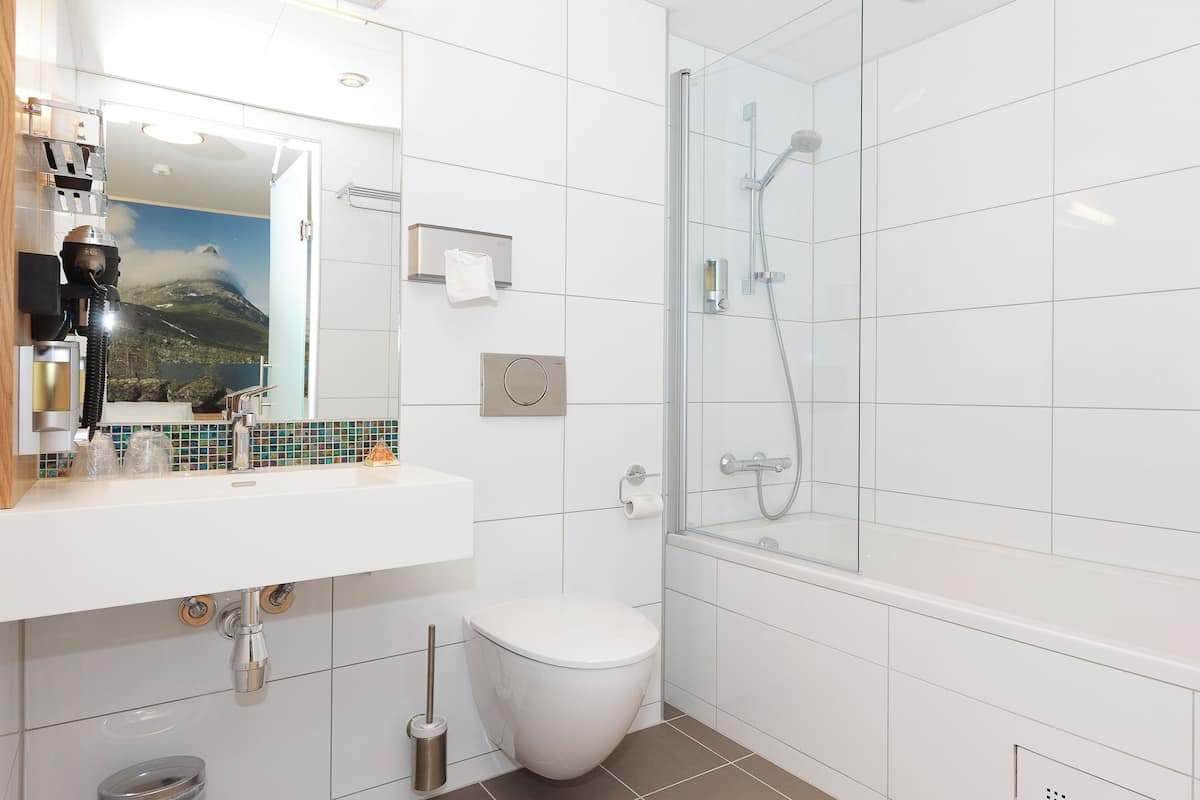 1 bedroom, blackout curtains, free wifi, bed sheets