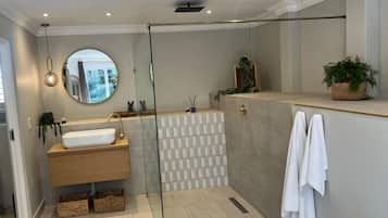 Standard Double Room | Peralatan tempat tidur premium, bar mini, peti besi dalam bilik