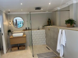Standard-Doppelzimmer | Hochwertige Bettwaren, Minibar, Zimmersafe, individuell dekoriert