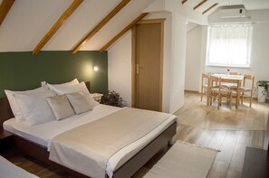 Habitació estàndard | Matalassos amb encoixinament addicional, escriptori i cortines opaques 