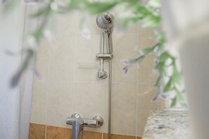 Studio Apartment with Balcony or Terrace | Bathroom | Shower, hair dryer, towels, soap - Guesthouse Rubcic (Rakovica)