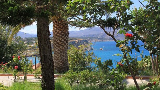 Un paysage côtier offrant une vue sur la mer et les montagnes.