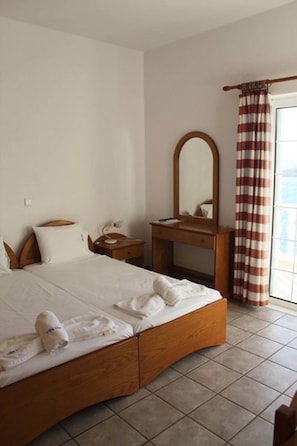 Laptop workspace, soundproofing, iron/ironing board, rollaway beds - Villa Irini (Apokoronas)