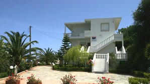 Un bâtiment à deux étages doté d’un balcon et d’un escalier menant à l’étage supérieur.