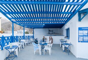 Poolside bar - Letta Studios (Santorini)