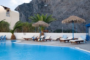 Outdoor pool, open 9 AM to 9 PM, pool umbrellas, sun loungers - Letta Studios (Santorini)