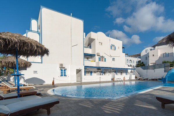 Outdoor pool, open 9 AM to 9 PM, pool umbrellas, sun loungers - Letta Studios (Santorini)